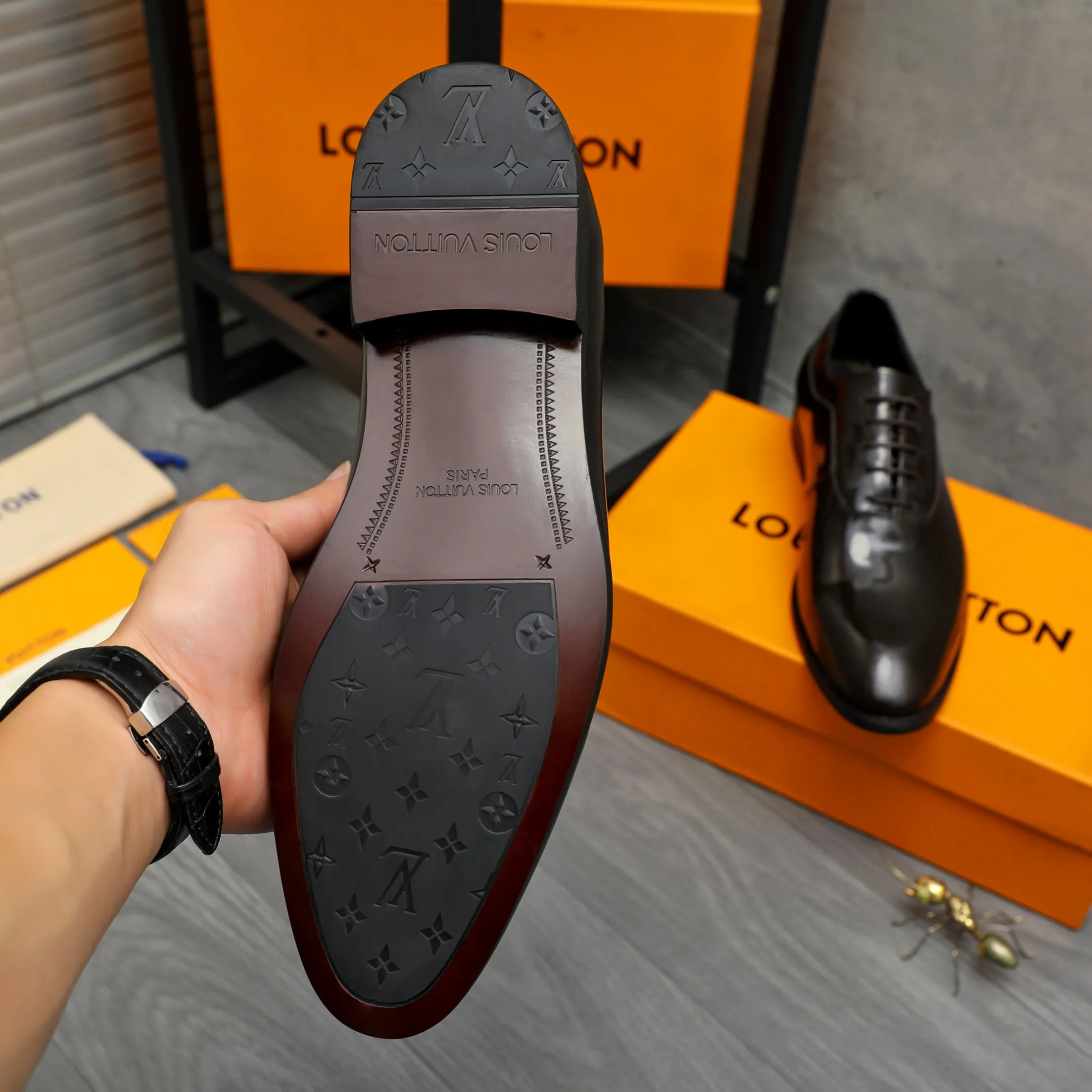 Men's shoes 💰p460 Product trademark: LV (Louis Vuitton) business lace-up leather shoes True size: 39-44 Product material: Selected lacquered cowhide stitching with classic plaid embossed upper, cowhide lining, original rubber outsole